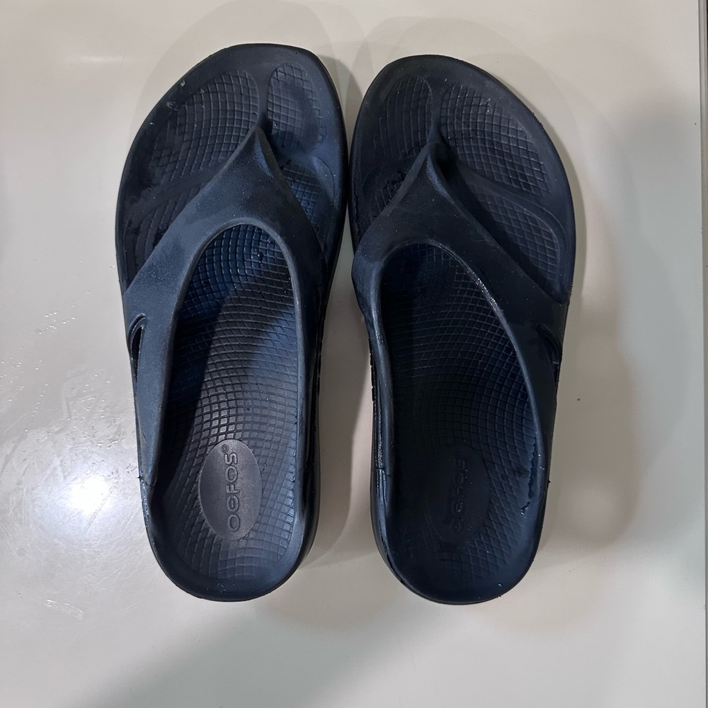 OOFOS Navy Comfort Sandals